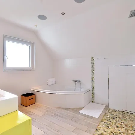 & Manta Strasbourg Villa *